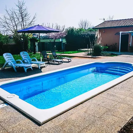 In - Istrien 40610 Villa